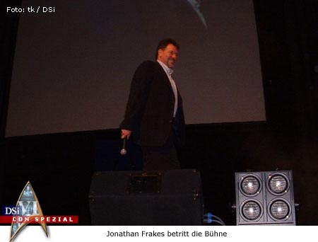 Jonathan Frakes betritt die Bühne